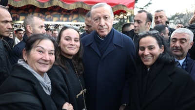 Cumhurbaşkanı Erdoğan, Sultanahmet'te vatandaşların kandilini kutladı
