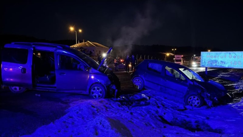 Kastamonu'da otomobil ile hafif ticari araç çarpıştı: 3’ü çocuk 6 yaralı