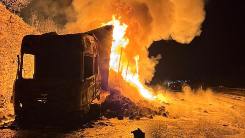 Adana'da seyir halindeki tır alev alev yandı