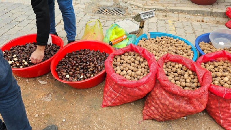 Balıkesir'de kestanelere saç spreyi sıkıp piyasaya sürdü