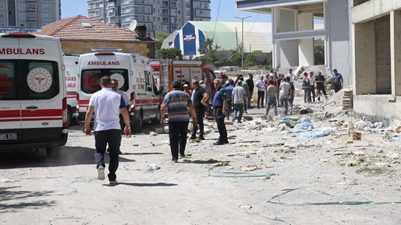 Denizli'de tamirat sırasında çatıdan düşen inşaat işçisi yaralandı