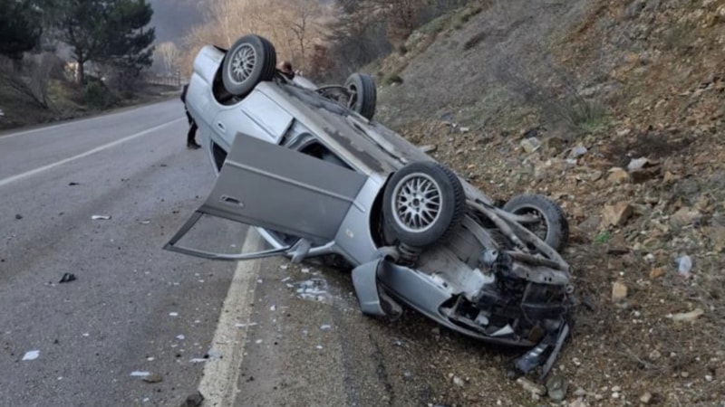 Bolu'da gizli buzlanma nedeniyle kontrolden çıkan otomobil tepetaklak oldu