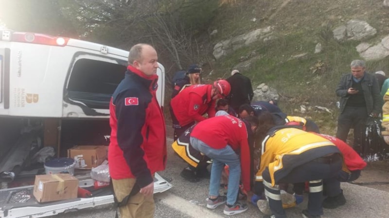 Balıkesir'de yolcu minibüsü ile otomobil çarpıştı: 2 ölü 18 yaralı