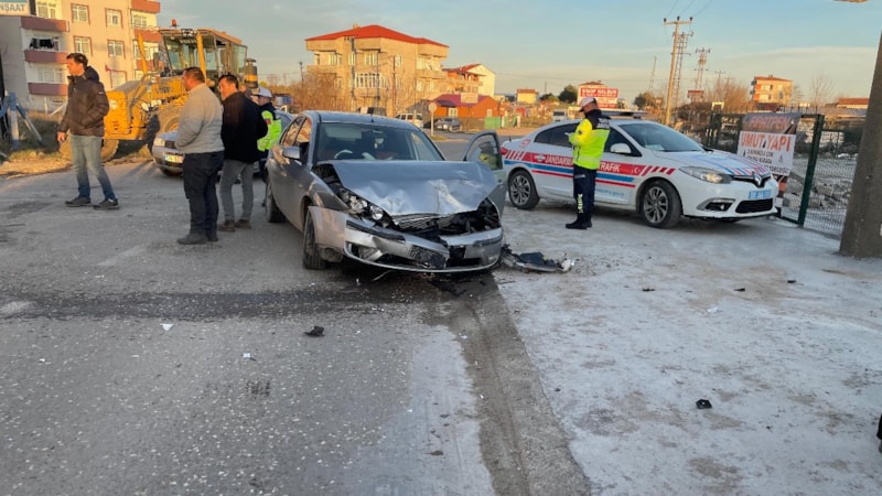 Tekirdağ'da iş makinesi taşıyan kamyon otomobille çarpıştı