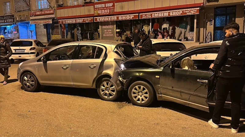 Adana'da kontrolden çıkan otomobil 5 araca çarptı: 3 yaralı