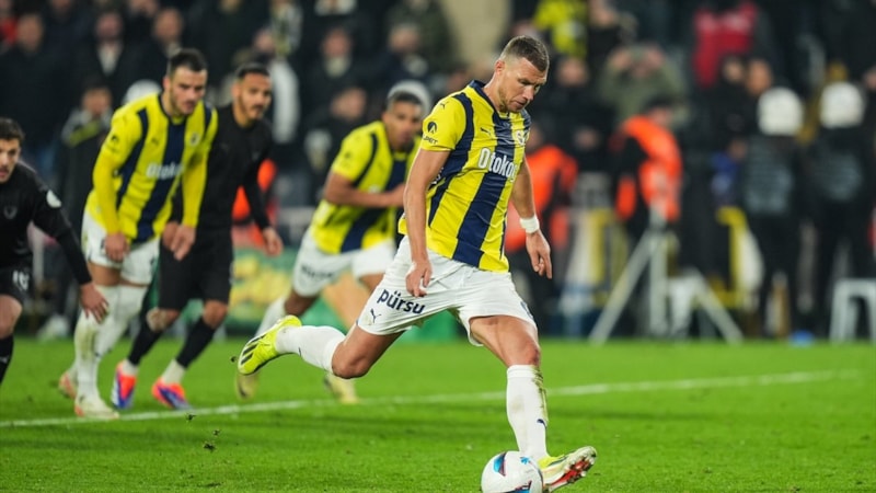 Fenerbahçe'de Edin Dzeko, penaltı kaçırdı