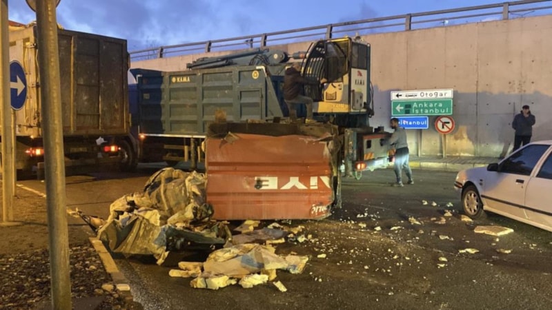 Bolu'da kamyondaki yükler alt geçide takıldı: Trafik kilitlendi