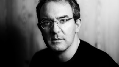 Sergio Cabrera’nın hayatından esinlenen, müthiş bir roman: Geri Dönüp Bakmak