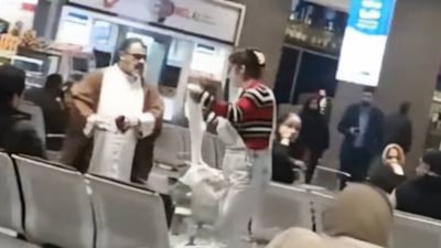 İran'da kendini uyaran mollanın sarığıyla başını kapattı