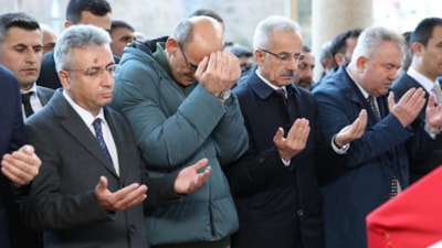 Abdulkadir Uraloğlu, Rize'de silahlı saldırıya uğrayan PTT görevlilerinin cenaze törenine katıldı