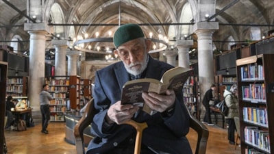 Kayseri'de kütüphanenin müdavimi olan 94 yaşında Halil Dede, kitap okuma aşkıyla gençlere örnek oluyor