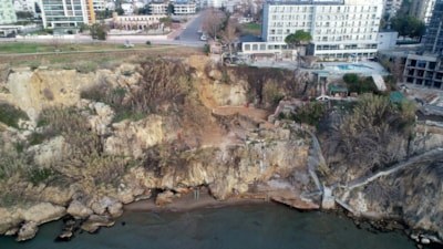 Antalya'da falezlerden denize inilen kaçak asansör kaldırıldı