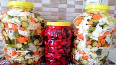 Köylüler boş bulduğu kavanoza dolduruyor; Yarım saatte turşusu çıkıyor...