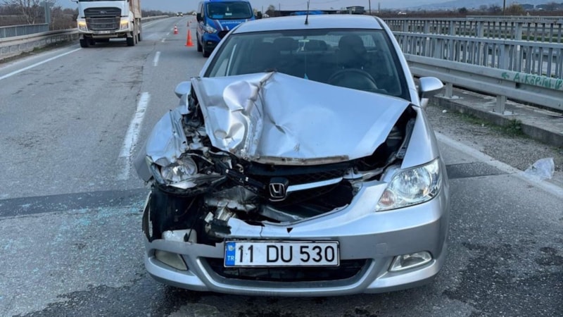 Manisa’da otomobil tıra arkadan çarptı: 4 yaralı