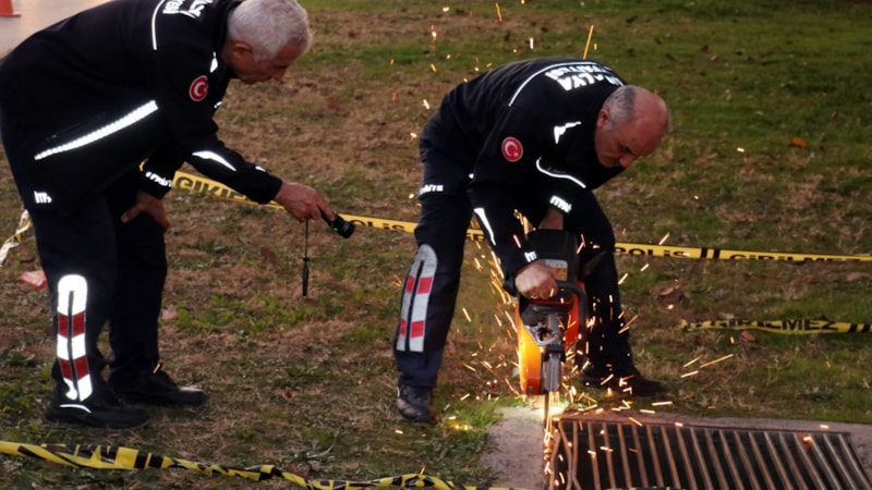 Antalya'da kanalizasyondan 'çocuk sesi' gelince ekipler harekete geçti