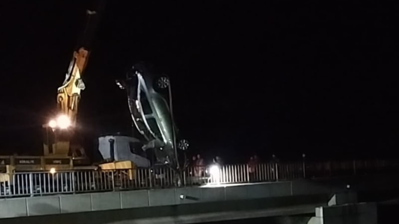 Adana'da baraja düşen otomobilin sürücüsü can verdi