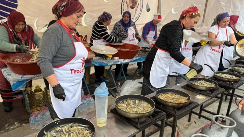 Bodrum’da hamsi festivali: 3 ton hamsi dağıtıldı