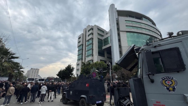 Mersin'de DEM Partili Akdeniz Belediye Başkanı ve 4 meclis üyesi tutuklandı