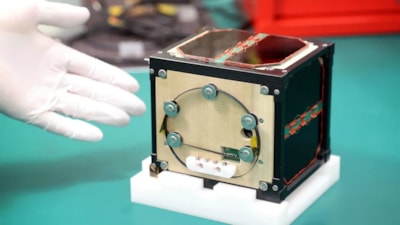 Dünyanın ilk ahşap uydusu, uzay istasyonundan fırlatıldı