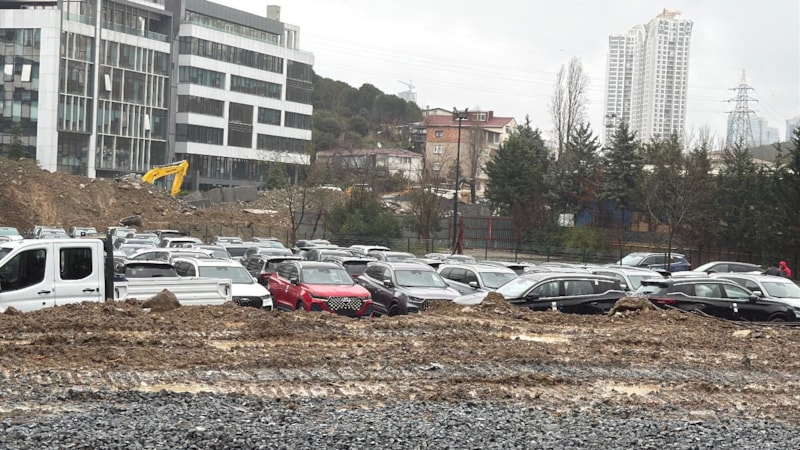 Sarıyer'de otoparktaki araçlar sular altında kaldı