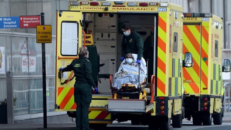 İngiltere'de tedavi için sedyede bekleyen hastaların sayısında artış