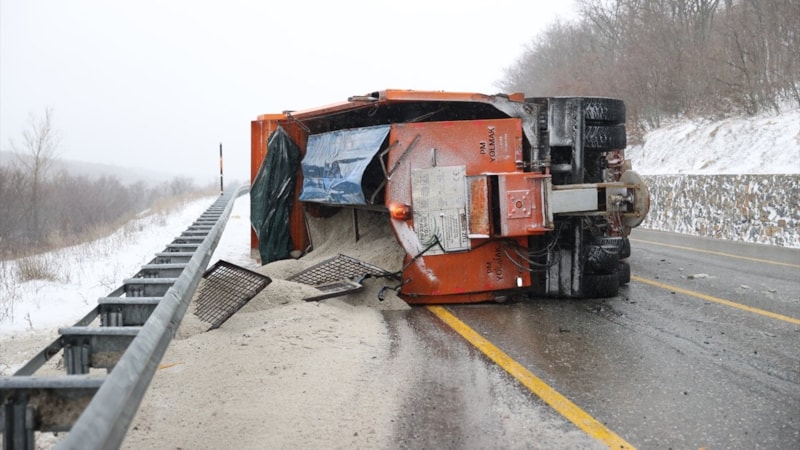 Kırklareli'de kar küreme aracı devrildi: 2 yaralı
