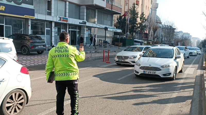 Batman'da yolun karşısına geçmek isteyen yayaya otomobil çarptı