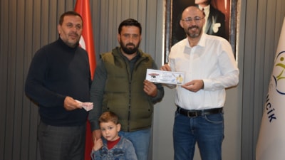 Aydınlı çoban ağaca takılı balonda bulduğu hediye çekini hayvan barınağına bağışladı