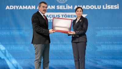 Hafize Gaye Erkan depremde yıkılan okulu onarıp hizmete açtırdı