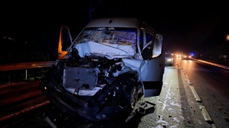 Antalya'da tıra arkadan çarpan minibüsün sürücüsü ile 6 Alman turist yaralandı