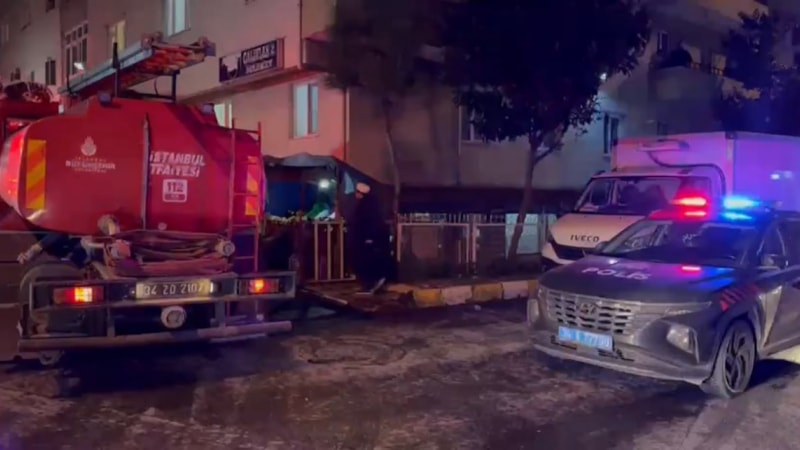 İstanbul- Küçükçekmece'de 5 katlı binada çıkan yangın söndürüldü