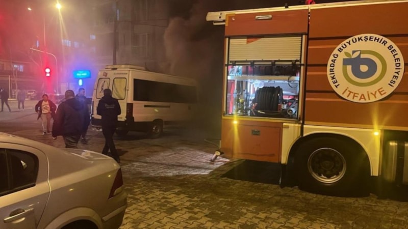 Tekirdağ'da kaldırıma çarpan minibüs alev aldı
