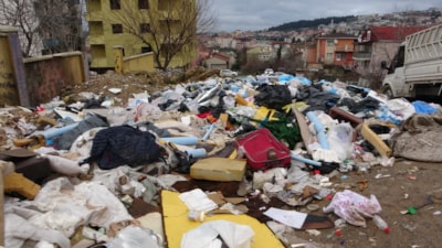 İstanbul Üsküdar'da mahalleli moloz ve çöp yığınlarına isyan etti