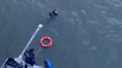 İstanbul'da köprüden denize düştü: Deniz polisi kurtardı