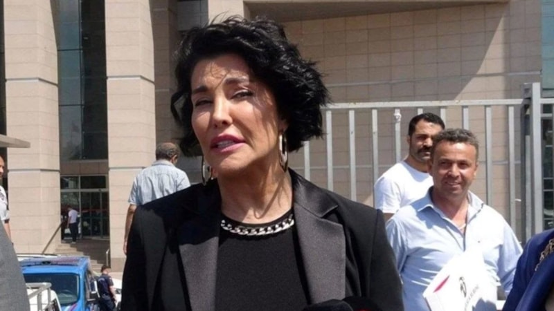 Deniz Akkaya, kontrol için evine gelen polislerden şikayetçi! 