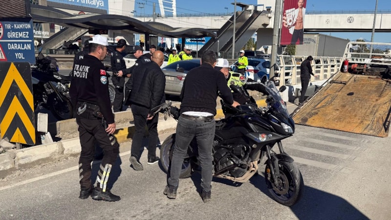 Antalya'da alkollü sürücünün sıkıştırdığı motosikletli polis yaralandı