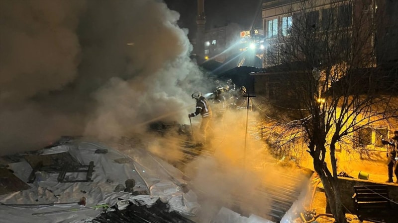 İstanbul Beyoğlu'nda gecekondular yangında kullanılamaz hale geldi