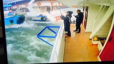 Haliç'te yolcu vapuru balıkçı teknesine çarptı