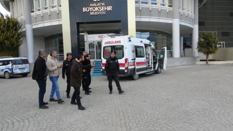 Malatya'da bıçaklı saldırıda ağır yaralanan genç belediyeye sığındı