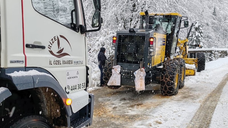 Doğu Karadeniz kar yağışıyla mücadele ediyor