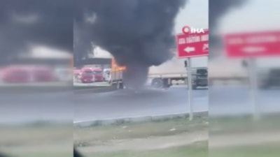 Mersin'de alev alan kamyonet trafikte seyretti