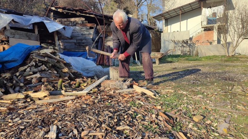 Karabük'te komşuları izin vermeyince evine doğalgaz bağlatamadı