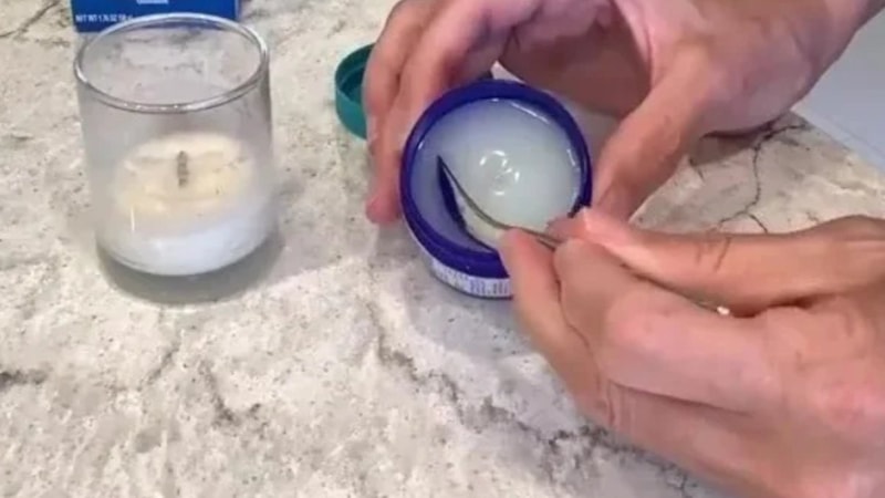 Muma vicks sürüp yakın; bakın ne işe yarıyor
