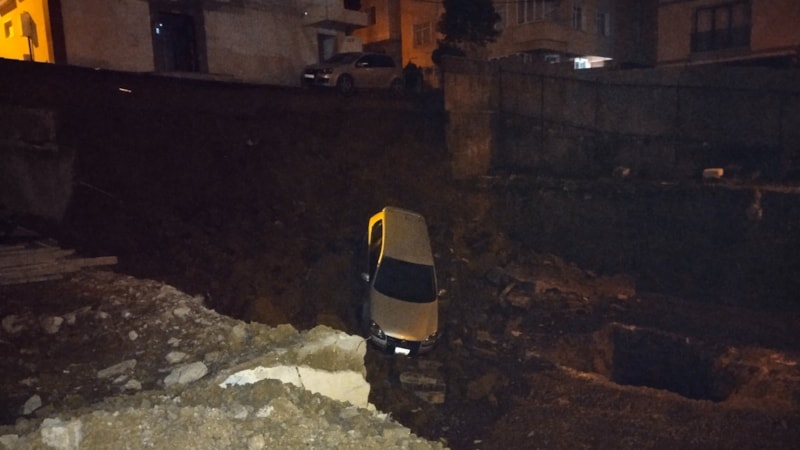 İstanbul'da toprak kayması nedeniyle otomobil inşaat temeline düştü