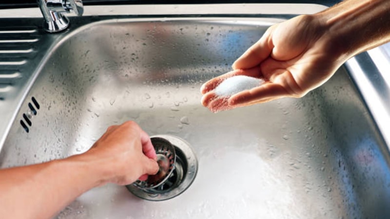 Duyan hemen yapıyor! Lavaboya bir avuç tuz dökmek bakın ne işe yarıyor