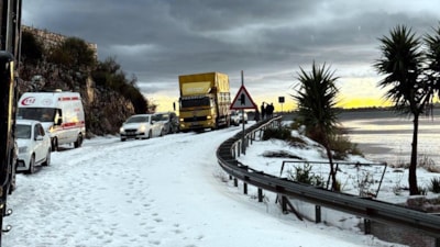 Antalya'da sağanak ve dolu: Yollar göle döndü