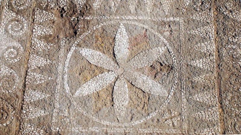 Assos Antik Kenti'nde 2 bin 200 yıllık mozaik ve 1800 yıllık anıt mezar bulundu