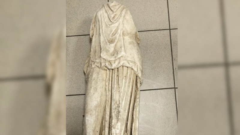 Yunanistan'da 2 bin yıllık antik heykel çöp poşetinde terk edilmiş halde bulundu