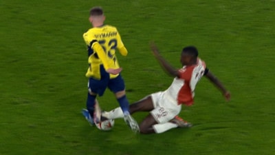 Fenerbahçe'nin kırmızı kart beklediği pozisyon