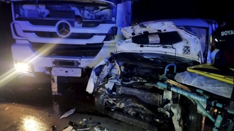 Sinop'ta otomobille tırın çarpışması sonucu 2 kişi öldü, 2 kişi yaralandı